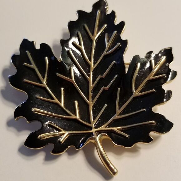 Vintage Trifari Brooch - Picture 1 of 5